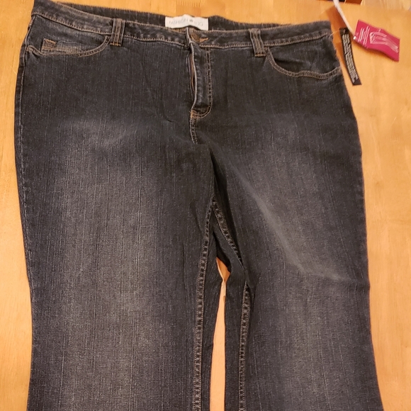 New! Ladies jeans - Picture 1 of 3